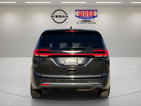 Used 2023 Chrysler Pacifica Touring-L FWD image 4