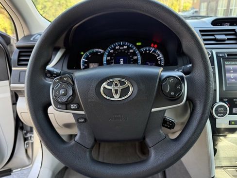 Used 2014 Toyota Camry LE image 9