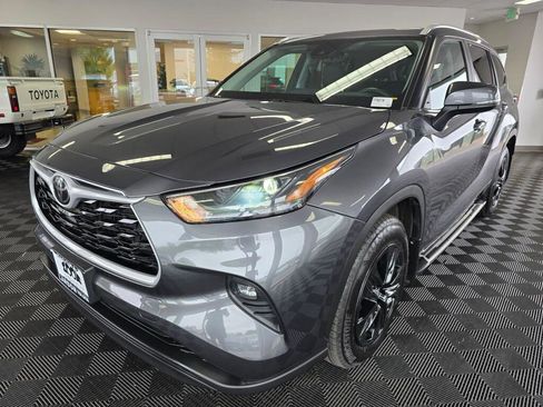 Used 2024 Toyota Highlander XLE AWD/4WD image 7