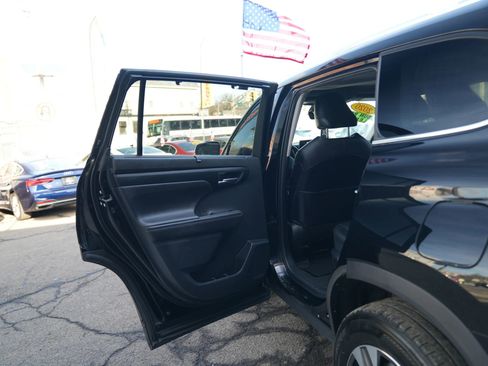 Used 2020 Toyota Highlander XLE image 10