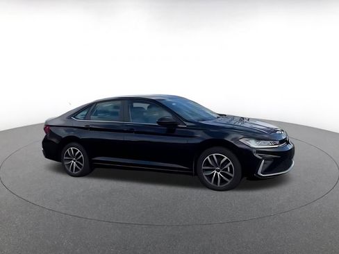 Used 2025 Volkswagen Jetta SE image 2