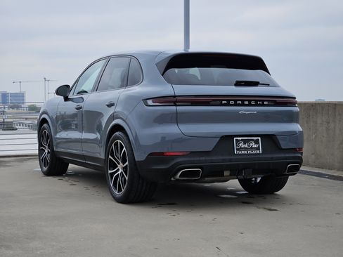 Certified 2025 Porsche Cayenne image 3