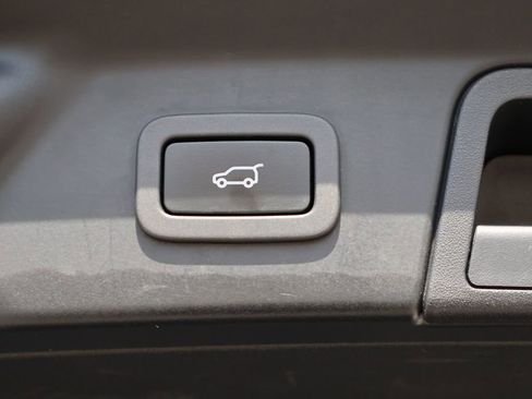 Used 2019 Land Rover Range Rover Velar R-Dynamic SE image 17