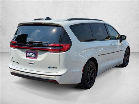 Used 2025 Chrysler Pacifica Premium FWD image 5