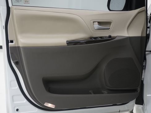 Used 2019 Toyota Sienna XLE w/ XLE Navigation Package FWD image 18