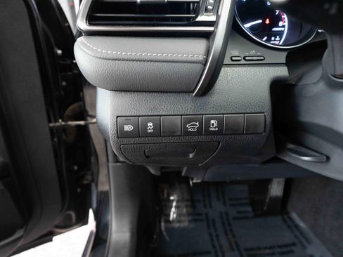 Used 2020 Toyota Camry SE w/ Carpet Mat Package image 11