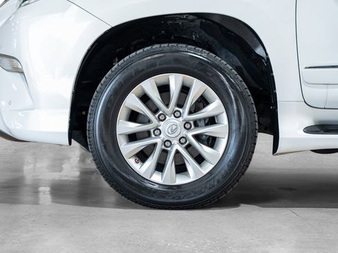 Used 2017 Lexus GX 460 Premium w/ Premium Package image 28