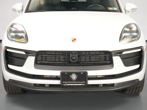 Used 2023 Porsche Macan AWD/4WD image 5