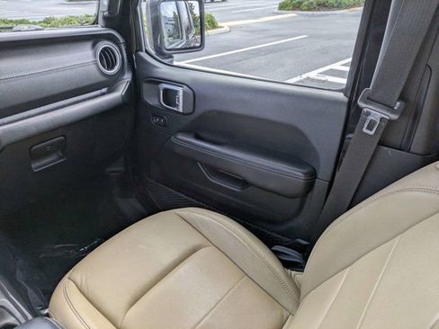 Used 2018 Jeep Wrangler Unlimited Sahara AWD/4WD image 17