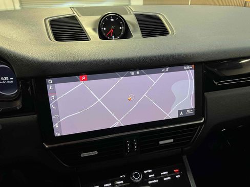 Used 2019 Porsche Cayenne w/ Premium Package AWD/4WD image 9