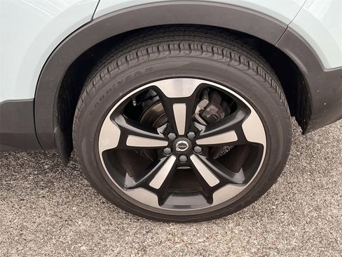 Used 2019 Volvo XC40 T4 Momentum image 11