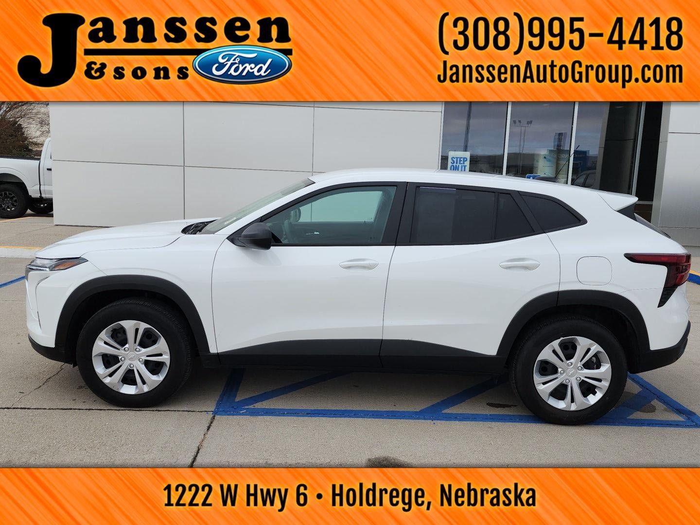 Used 2025 Chevrolet Trax LS FWD image 1