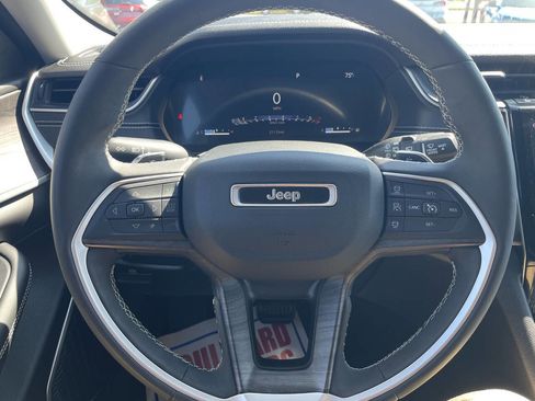 Used 2023 Jeep Grand Cherokee Limited image 19