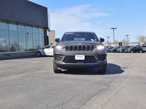 Used 2025 Jeep Grand Cherokee Laredo w/ Luxury Tech Group I AWD/4WD image 11