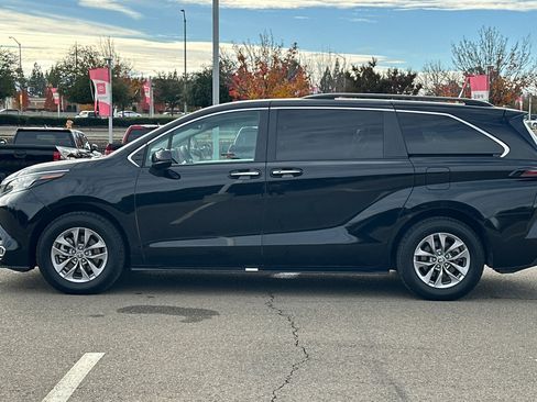 Used 2024 Toyota Sienna XLE image 7