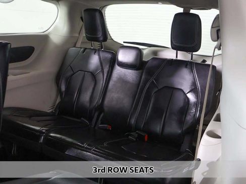 Used 2023 Chrysler Pacifica Touring-L FWD image 8