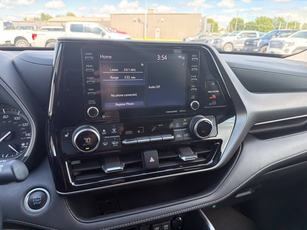Used 2021 Toyota Highlander XLE AWD/4WD image 19