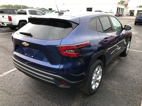 Used 2024 Chevrolet Trax LS w/ LS Convenience Package FWD image 4