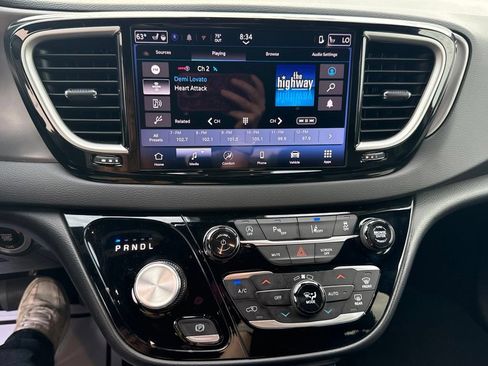 Used 2025 Chrysler Pacifica Select FWD image 27