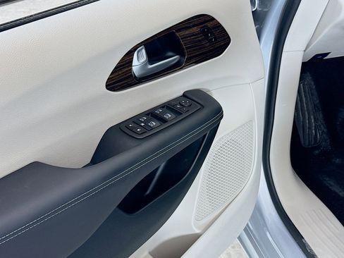 Used 2024 Chrysler Pacifica Limited image 20