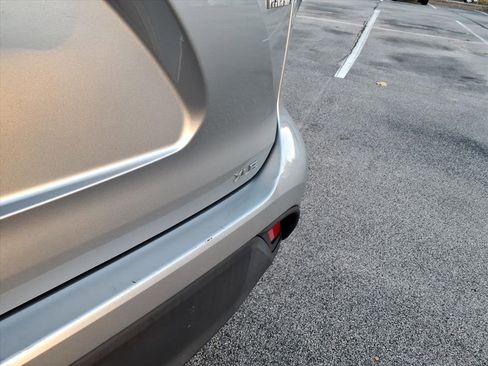 Used 2021 Toyota Highlander XLE image 3