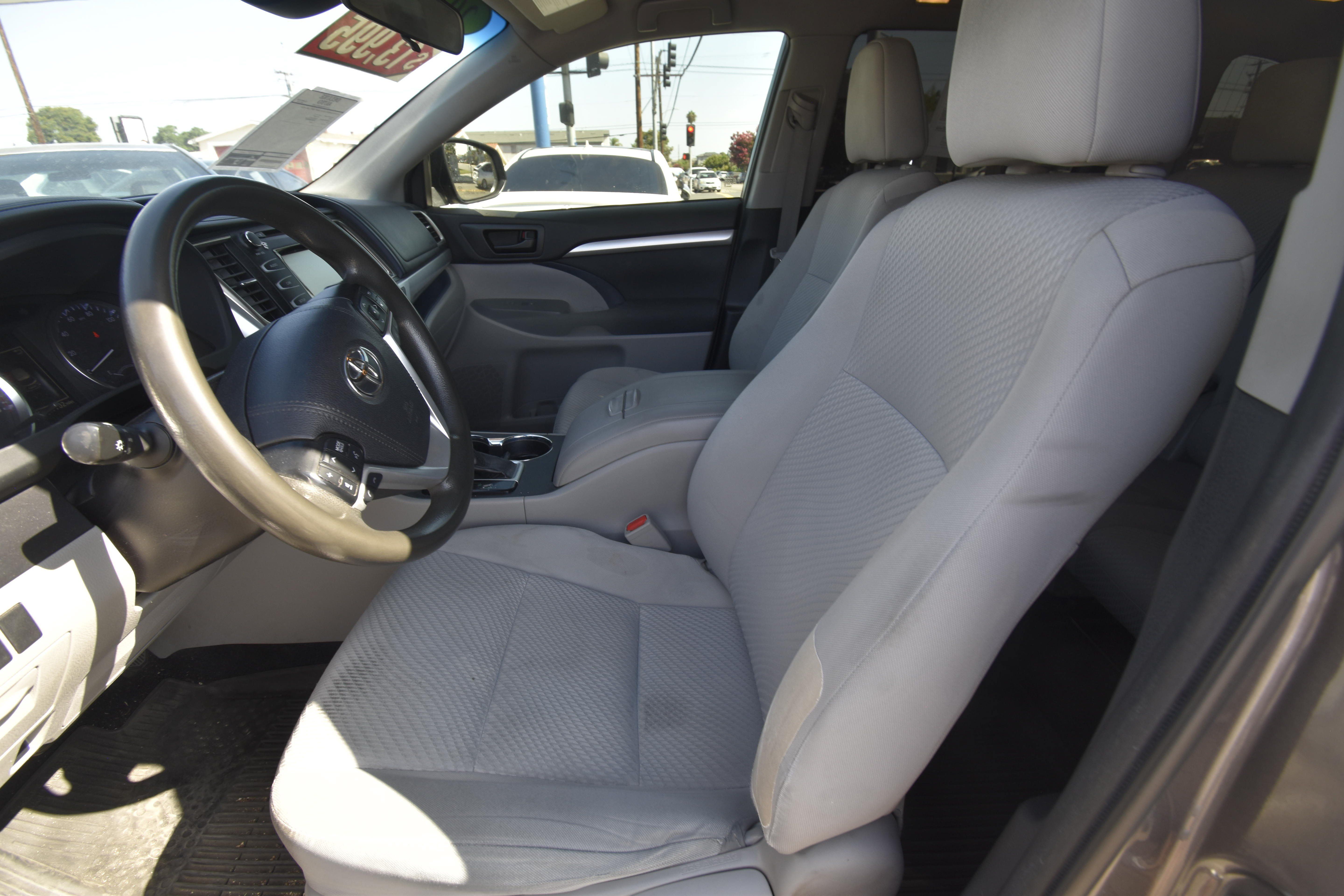 Used 2019 Toyota Highlander LE w/ Carpet Mat Package (TMS) FWD image 7
