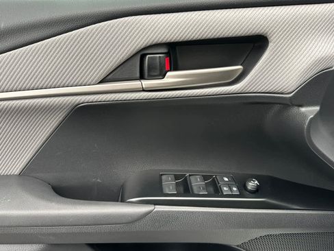 Used 2025 Toyota Camry SE image 12