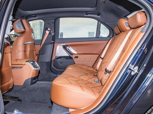 Used 2025 BMW 760i xDrive w/ Executive Package image 23