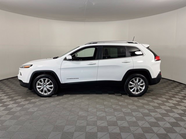 Used 2017 Jeep Cherokee Limited w/ Luxury Group AWD/4WD image 4