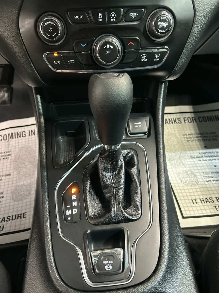 Used 2019 Jeep Cherokee Latitude w/ Popular Appearance Group FWD image 7