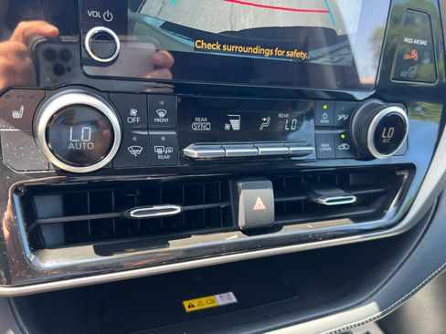 Used 2023 Toyota Highlander XLE AWD/4WD image 21
