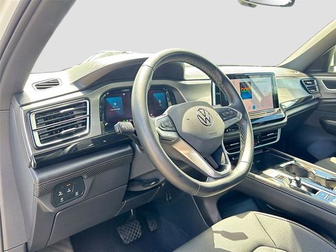 Used 2025 Volkswagen Atlas Cross Sport SE image 9
