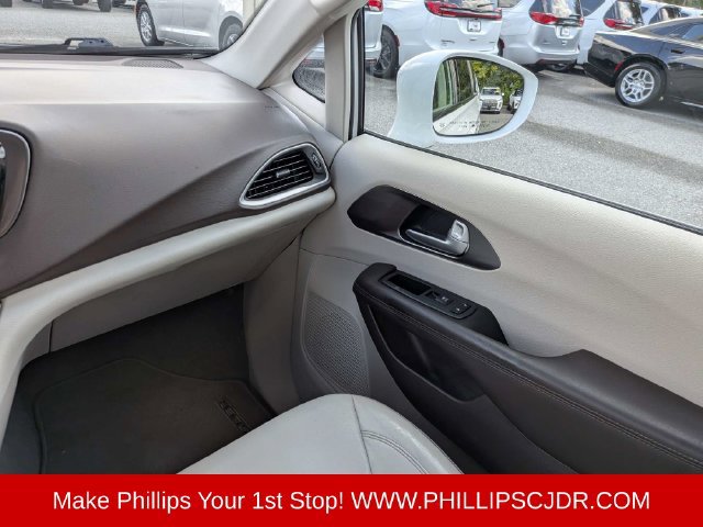Used 2017 Chrysler Pacifica Touring-L FWD image 16