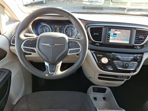 Used 2023 Chrysler Voyager LX image 12