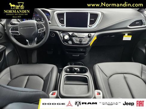New 2027 Chrysler Pacifica Select FWD image 7