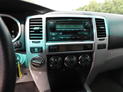 Used 2005 Toyota 4Runner SR5 AWD/4WD image 18