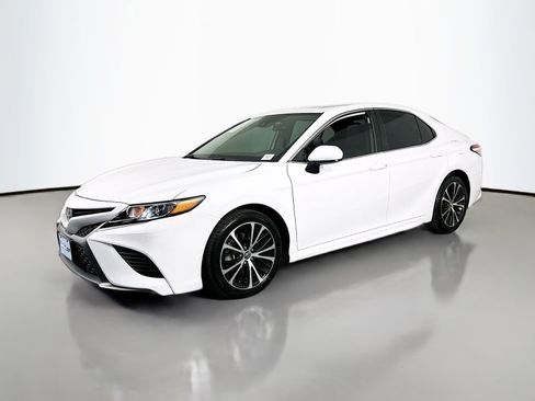 Used 2020 Toyota Camry SE image 3