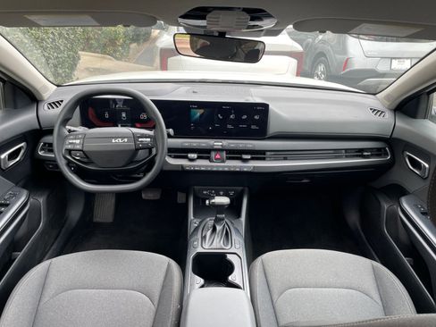 Used 2025 Kia K4 LXS image 32