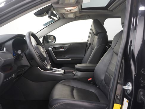 Used 2019 Toyota RAV4 Limited image 22