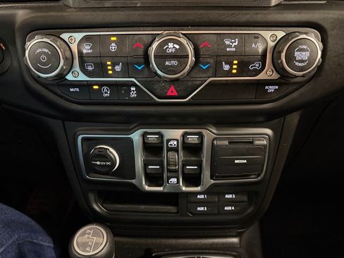 Used 2019 Jeep Wrangler Unlimited Sahara w/ Dual Top Group AWD/4WD image 25