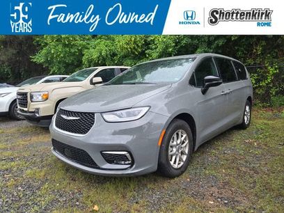 Used 2025 Chrysler Pacifica Select