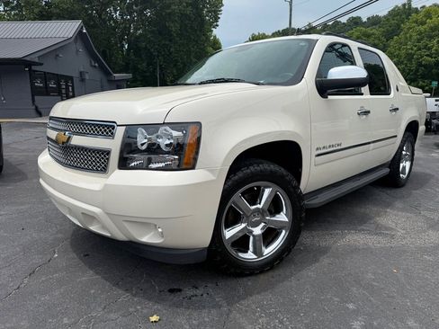 Used 2013 Chevrolet Avalanche LTZ AWD/4WD image 29