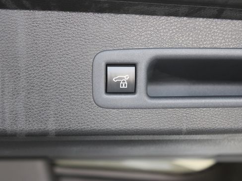 Used 2025 Toyota Sienna XLE FWD image 35
