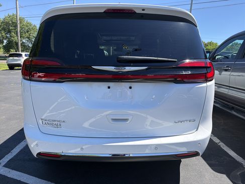 Used 2023 Chrysler Pacifica Limited FWD image 6