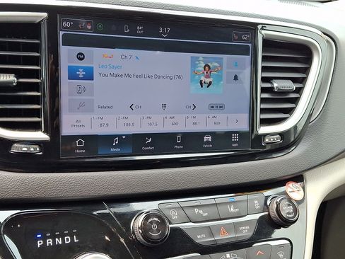 Used 2024 Chrysler Pacifica Touring-L FWD image 21