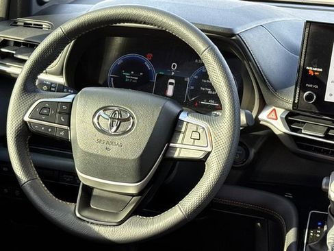 Used 2025 Toyota Sienna XLE Woodland Edition image 15