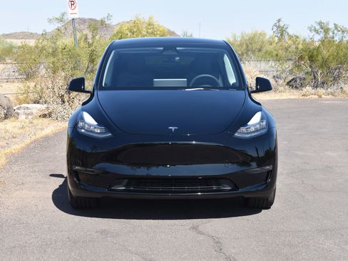 Used 2023 Tesla Model Y Long Range AWD/4WD image 2