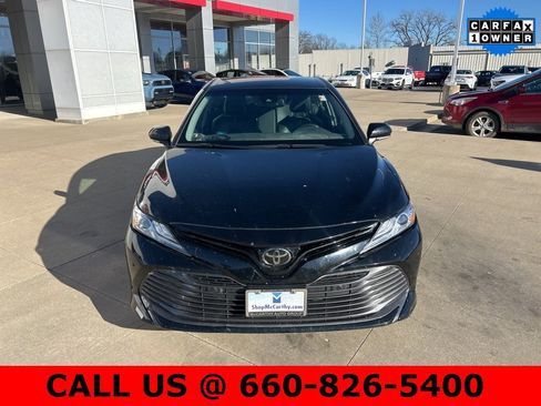 Used 2018 Toyota Camry XLE image 2