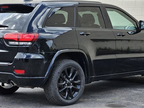 Used 2017 Jeep Grand Cherokee Altitude AWD/4WD image 5