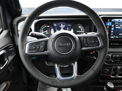 Used 2025 Jeep Wrangler Unlimited Sahara AWD/4WD image 15